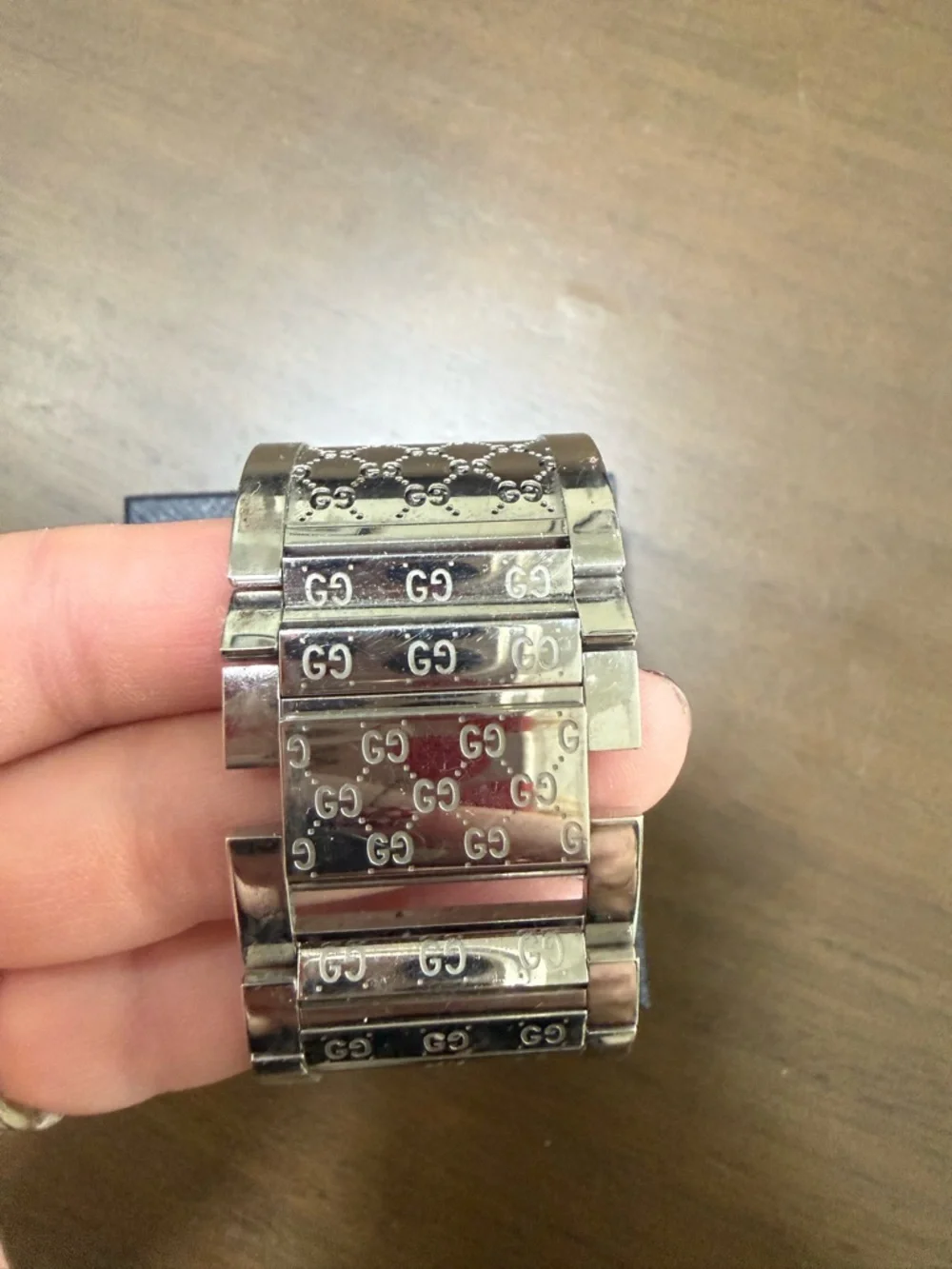 Gucci Silver 112 Twirl GG Pattern Cuff Watch with Gray Dial - Picture 4 of 7